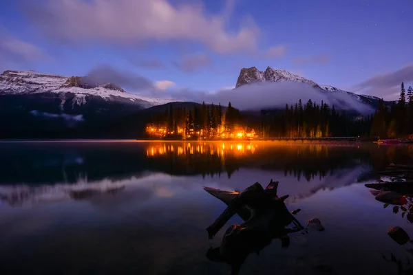 Emerald Lake Banff, Alberta Kanada destino de viaje en la noche — Foto de Stock