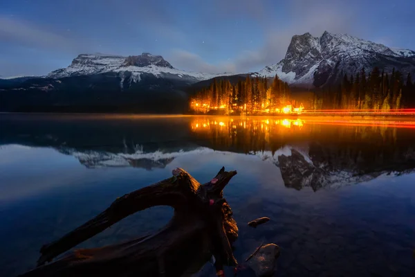 Emerald Lake Banff, Alberta Kanada destino de viaje en la noche — Foto de Stock