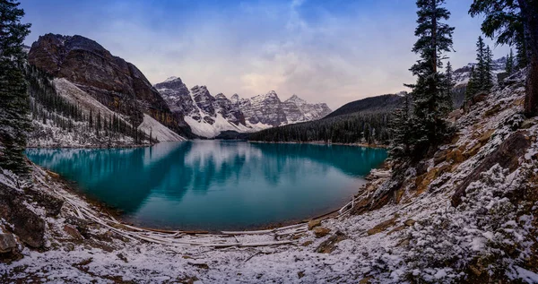 Moraine Lake Banff, Alberta Kanada destino de viagem — Fotografia de Stock