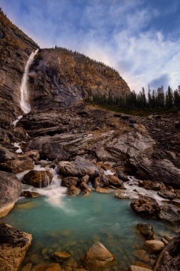 Takkakaw Şelalesi, Yoho Alberta Kanada seyahat merkezi