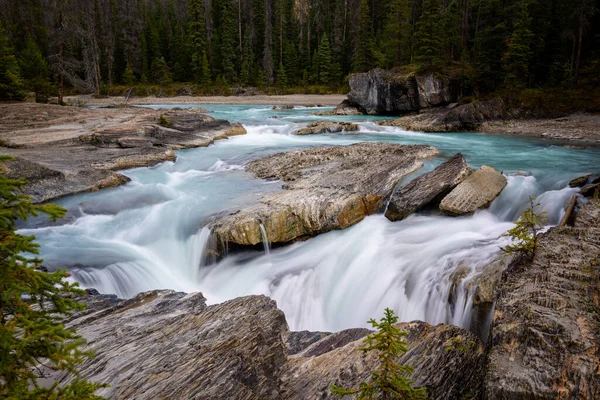 Natural Bridge Falls, Yoho Alberta Kanada travel destination — Stock Photo, Image