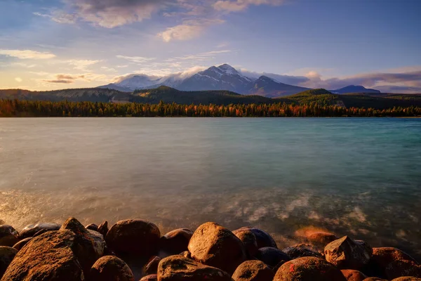 Edith Lake, Jasper Alberta Kanada cestovní destinace — Stock fotografie