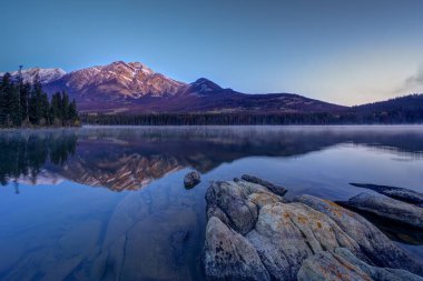 Piramit Gölü, Jasper Alberta Kanada seyahat noktası