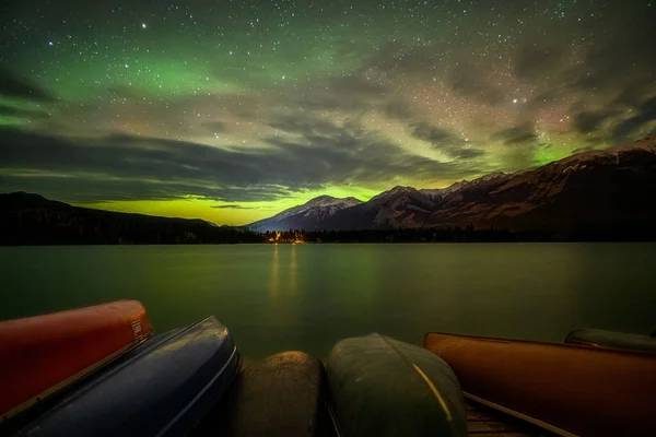 Edith Lake, Jasper Alberta Kanada aurora borealis northern lights — Stock Photo, Image