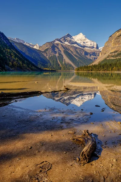 Monte Robson y Montaña Whitehorn, Lago Kinney, Jasper Alberta Kanada —  Fotos de Stock