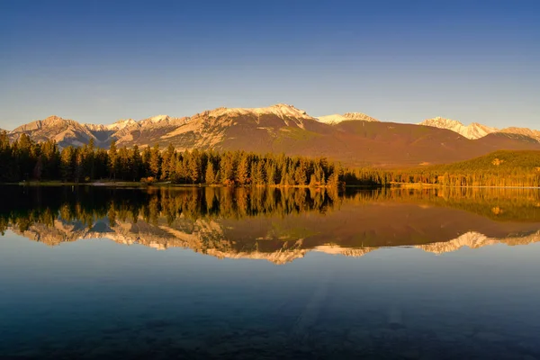 アネット湖、ジャスパー・アルバータ州｜カナダの旅行先 — ストック写真