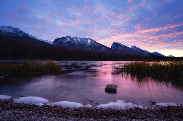 Медовый месяц озеро, Джаспер Альберта Канада путешествия назначения — стоковое фото