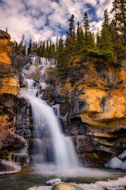 Tangle Creek Şelalesi, Jasper Alberta Kanada seyahat merkezi