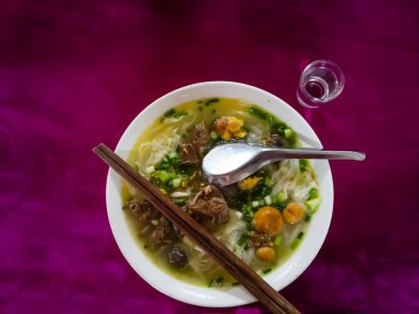 Tipik Vietnam yemekleri ve taze sebzeli bölgesel sağlıklı yemekler.