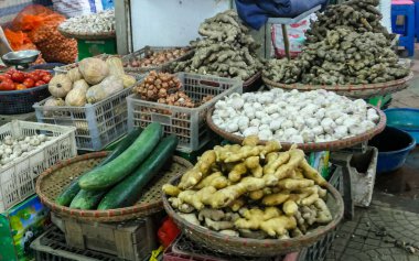 Tipik Vietnam yemekleri ve taze sebzeli bölgesel sağlıklı yemekler.