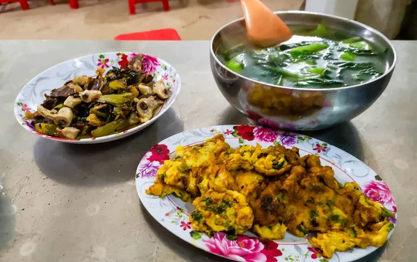 Comida típica vietnamita e pratos saudáveis regionais com legumes frescos — Fotografia de Stock