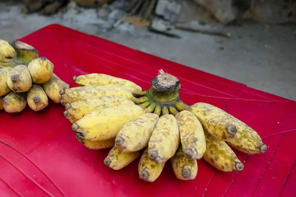 Типичные вьетнамские блюда и региональные здоровые блюда с запеченными бананами — стоковое фото
