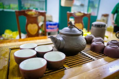 Tipik Vietnam yemekleri ve yeşil çay servis setiyle bölgesel sağlıklı yemekler.