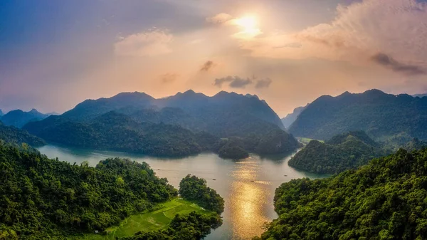 Típico paisaje vietnamita en primavera en Ba Be Lake —  Fotos de Stock