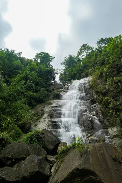 Typisch vietnamesische Landschaft im Frühling am Ba Be See mit Wasserfall Tat Ma — Stockfoto