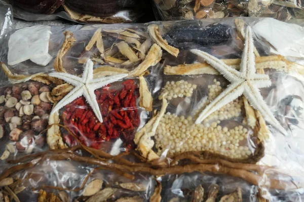 Лекарственная смесь трав, сушеных морских животных на озере Ба Бе — стоковое фото