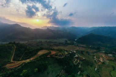 Tipik Vietnam manzarası ilkbaharda Dragon-Back Panorama 'da