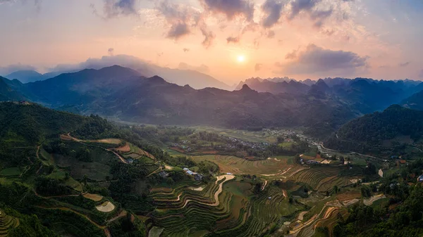 Paysage typiquement vietnamien au printemps au Panorama Dragon-Back — Photo