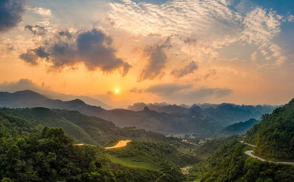 Tipik Vietnam manzarası ilkbaharda Dragon-Back Panorama 'da