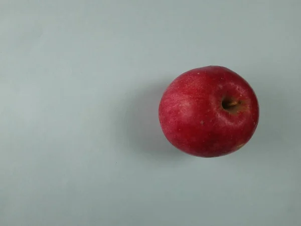 Sabrosa Jugosa Manzana Roja Yace Sobre Mesa —  Fotos de Stock