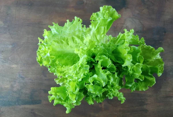 Mooie Smakelijke Groene Salade Ligt Tafel — Stockfoto