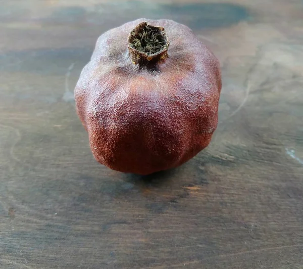 Ein Leckerer Und Gesunder Granatapfel Liegt Auf Dem Tisch — Stockfoto