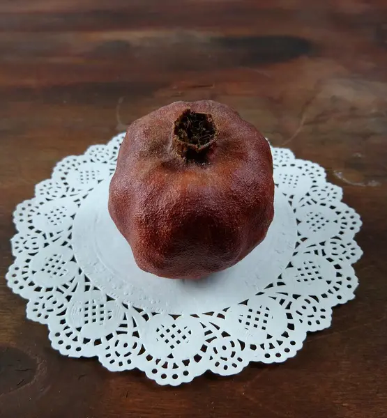 Ein Schöner Und Schmackhafter Granatapfel Liegt Auf Dem Tisch — Stockfoto