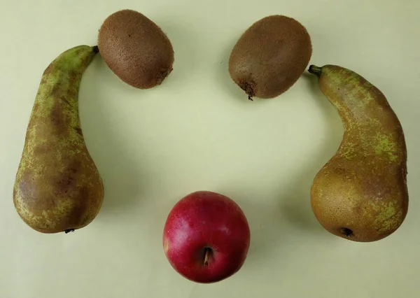 Zwei Birnen Zwei Kiwi Und Ein Apfel Liegen Auf Dem — Stockfoto