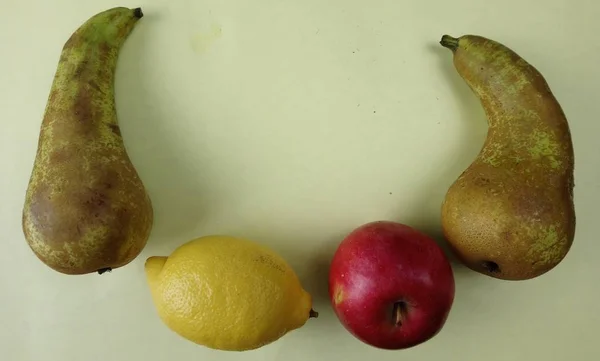 Zwei Birnen Zitrone Und Apfel Auf Dem Tisch — Stockfoto