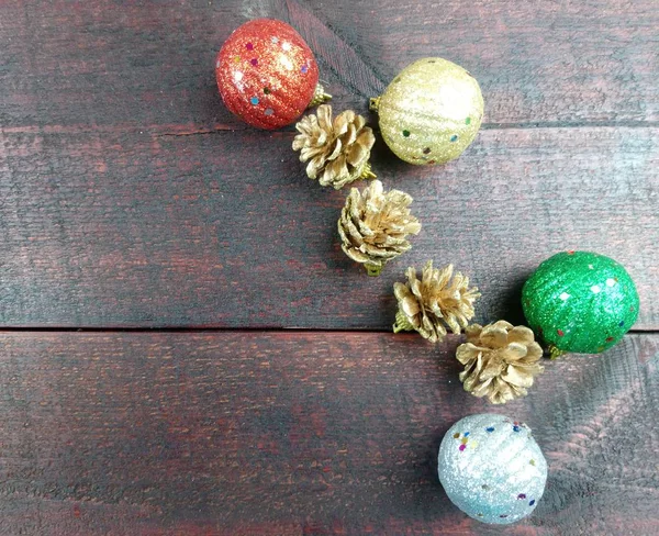 Quattro Palle Natale Quattro Coni Trovano Sul Tavolo — Foto Stock