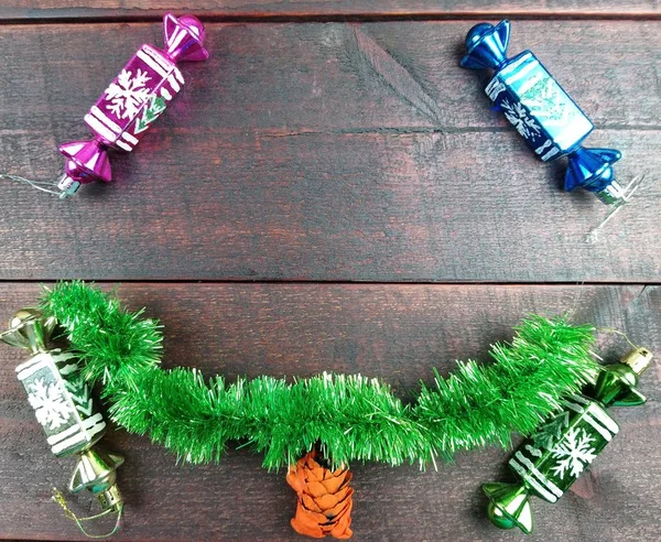 Julgodis Tinsel Och Bula Ligger Bordet — Stockfoto