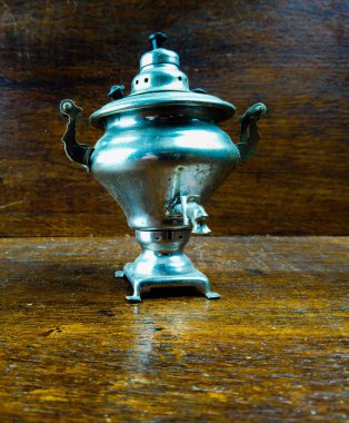 Güzel, eski dekoratif semaver masada duruyor.