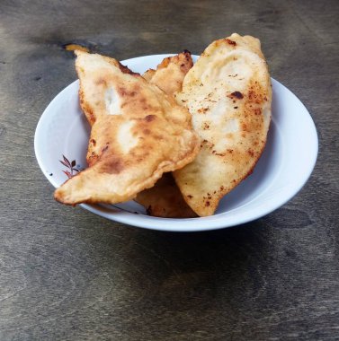 Lezzetli kızarmış et köfteleri tabakta yatıyor.