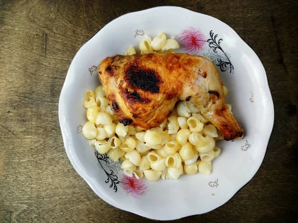 Pollo Frito Con Pasta Yace Plato — Foto de Stock