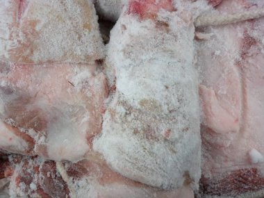 Masada donmuş domuz eti var.