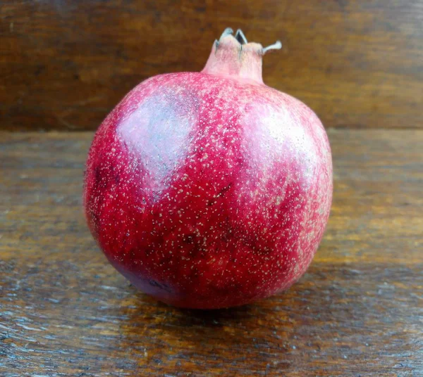 Schöner Roter Granatapfel Liegt Auf Dem Tisch — Stockfoto