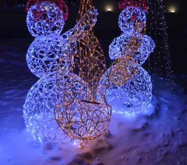 İki güzel kardan adam karda duruyor.