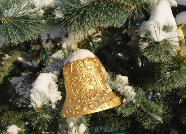 Sino Dourado Pendurado Uma Árvore Natal — Fotografia de Stock