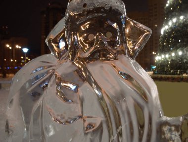 Sokakta buzdan yapılmış güzel Noel Baba.