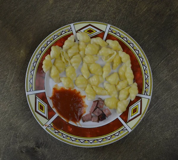 Chutné Těstoviny Masem Kečupem Leží Talíři — Stock fotografie
