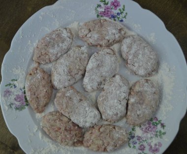 Pirzola bir tabağın üzerinde duruyor.