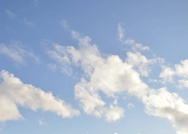 Gyönyörű Kék Háttér Készült Tiszta Felhők — Stock Fotó