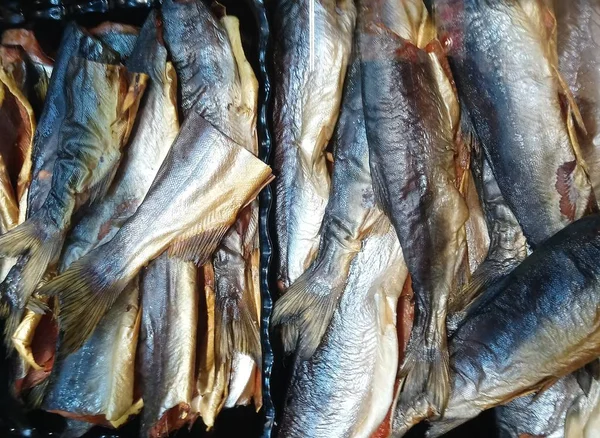 Вкусная Копченая Рыба Лежит Столе — стоковое фото