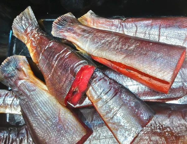 Delicioso Peixe Fumado Quente Vermelho Jaz Mesa — Fotografia de Stock