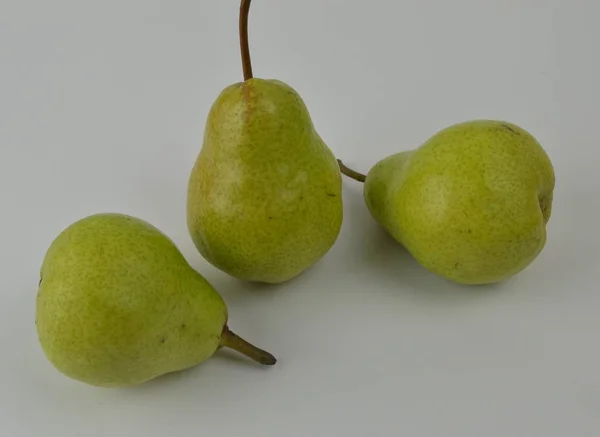 Sappige Groene Peren Liggen Een Witte Achtergrond — Stockfoto