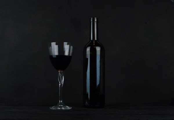 Una Botella Vino Soporte Cristal Sobre Fondo Negro —  Fotos de Stock