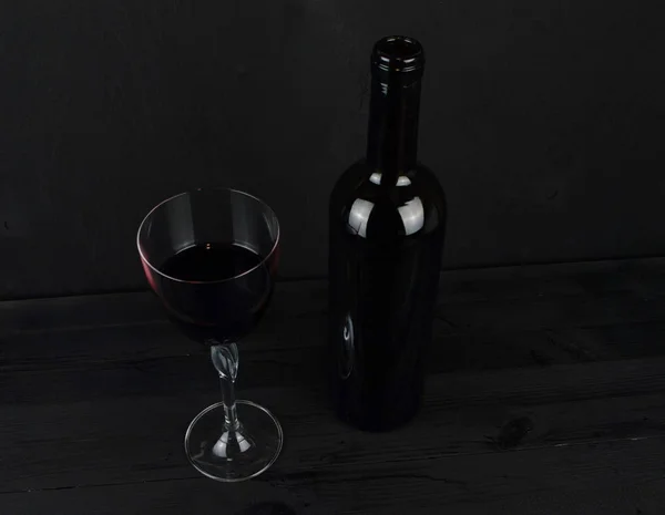 Una Botella Vino Soporte Vidrio Lleno Sobre Mesa —  Fotos de Stock