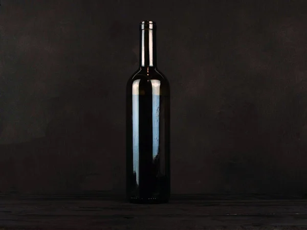 Botella Con Vino Tinto Levanta Sobre Fondo Negro —  Fotos de Stock