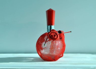 Masanın üzerinde güzel bir şişe parfüm var.