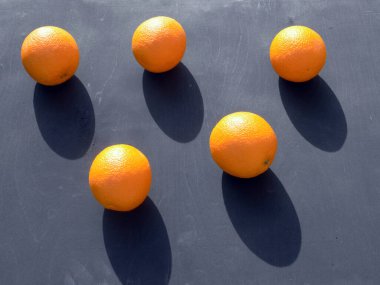 Masada beş portakal oynuyor.